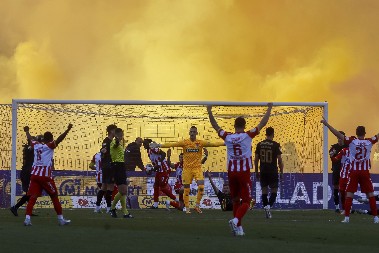 GLEDAO DERBI U CRVENO-BELIM BOJAMA Osvojio titulu sa Partizanom, a sada sa sinom gledao meč uz Zvezdin šal (FOTO)