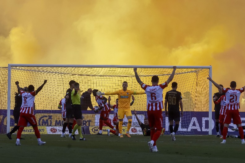 GLEDAO DERBI U CRVENO-BELIM BOJAMA Osvojio titulu sa Partizanom, a sada sa sinom gledao meč uz Zvezdin šal (FOTO)