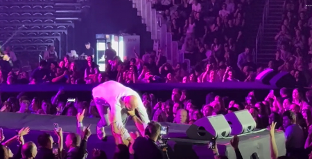 NAŠ PEVAČ DOŽIVEO NEZGODU NA KONCERTU Pao sa bine usred nastupa, publika u šoku, hitno mu ukazana pomoć (VIDEO)