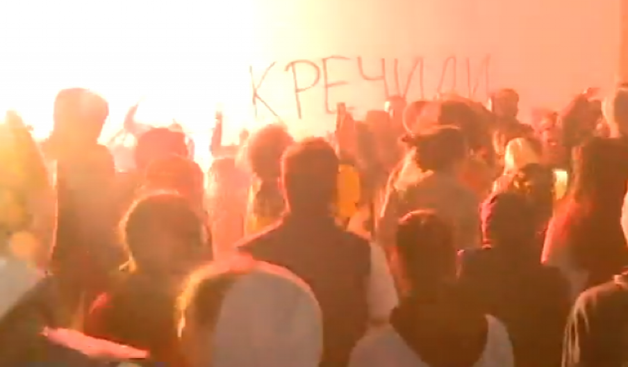 U TOKU JE IDENTIFIKACIJA SVIH LICA, SLEDE PRIJAVE ZBOG BLOKADE RTV Policija i Žandarmerija u toku noći odblokirale ulaz u zgradu televizije u Novom Sadu