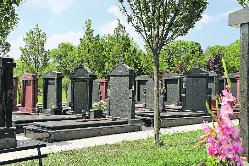 PENZIONER IZAZVAO KARAMBOL NA GROBLJU Na kraju završio u bolnici