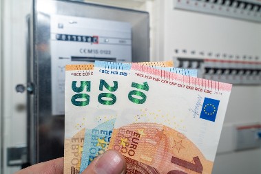 DOBIO RAČUN ZA STRUJU U VISINI POLA PLATE Potražio pomoć preko društvenih mreža