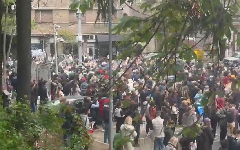 SILEDŽIJE BLOKIRALE TAKOVSKU ULICU Nastavlja se maltretiranje građana! (VIDEO)