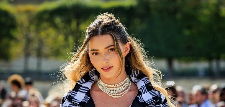 ŽENE SU POLUDELE ZA NJIMA Cveće u kosi je stari trend, ali ovi detalji su nešto potpuno novo, biće hit leta 2025.