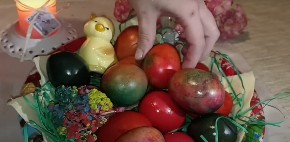 FARBANJE JAJA UBRUSOM ZALUDELO SVE DOMAĆICE U SRBIJI Svaka boja uspeva, jaja ne pucaju, plus šara neobična i drugačija