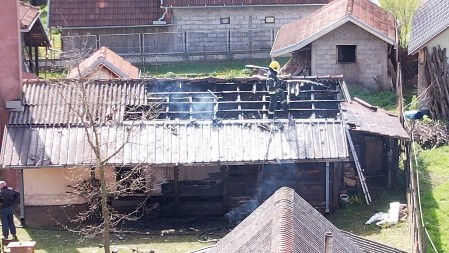 "VIDELI SMO DIM KAKO KULJA IZ DVORIŠTA" Vatra progutala pomoćni objekat kod Čačka (FOTO)