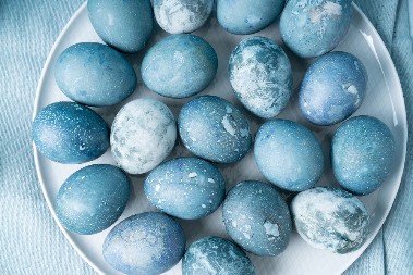 OFARBAJTE JAJA SA SAMO DVA SASTOJKA IZ KUHINJE Dobićete nestvarno plavu boju