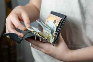 DRŽAVA DAJE NOVAC ZA PRAZNIK Na račune zaposlenih ležu martovske zarade