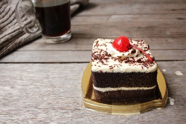 ŠVARCVALD KOLAČ Raskošni desert sa višnjama kao osmišljen za uskršnju trpezu