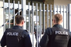 KUTRIJEVA POLICIJA NASTAVLJA SA ZULUMOM Zatvorili uplatno mesto Lutrije Srbije