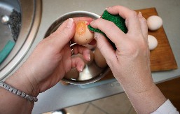 NEĆE PUĆI NIJEDNO AKO IH OVAKO KUVATE Evo kako da izbelite jaja pre farbanja, a da sva ostanu čitava