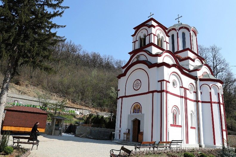 ČUDO NA VELIKI PETAK Čovek bacio štake i prohodao pred očima vernika u Tumanu (VIDEO)