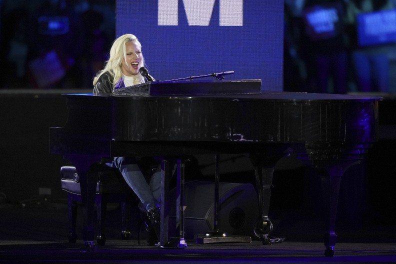 ŽIVA LEGENDA, NEMA JOJ RAVNE Pevačica se izblamirala na sred scene, pa nasmejala publiku hit reakcijom