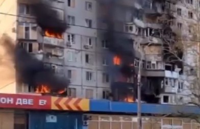 5 MINUTA PRED PRIMIRJE Ruska letelica grunula u zgradu u Hersonu, objavljen snimak napada!