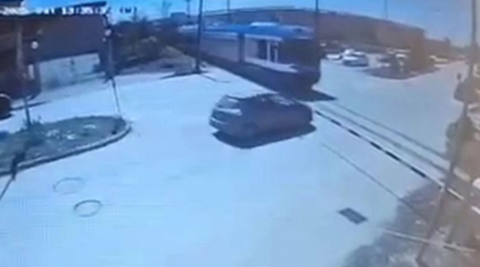 ČUDO UOČI USKRSA Voz "zgužvao" auto u kom je bila doktorka, nikome nije jasno kako je preživela (VIDEO)