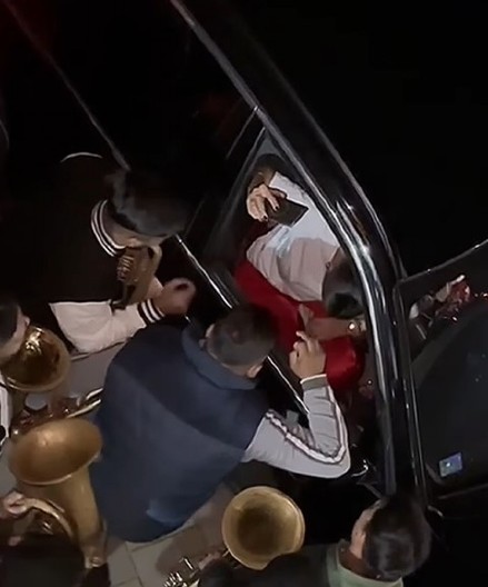 OPKOLJEN AUTOMOBIL NAŠE PEVAČICE! Svi u šoku zbog onoga što se desilo nasred ulice (VIDEO)