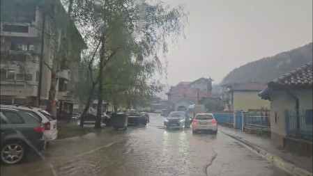 SNAŽNO NEVREME UDARILO NA OVAJ GRAD U SRBIJI, ULICE SE PRETVORILE U REKE "Vidite šta nam se desilo, ma 5 minuta je prošlo..." (VIDEO)