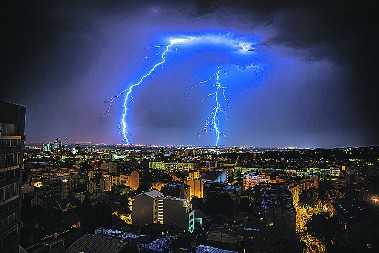 GRMI U BEOGRADU Zna se kad će nevreme, negde već uveliko tutnji