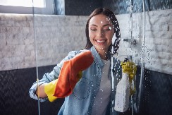 DOMAĆA MEŠAVINA OD KOJE TUŠ KABINA BLISTA Skida kamenac i fleke očas posla, staklo će zasijati kao novo!