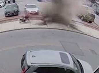 BAKU I UNUKU SEKUNDE DELILE OD SIGURNE SMRTI Mirna šetnja pretvorila se u horor, začula se eksplozija, a onda je krenulo da šiklja! (VIDEO)