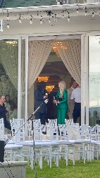 BOŽICA IZ TRENERKE PRAVO U ELEGANTNO ODELO Majka Tee Tairović stala pored muškarca koga znate svi, sreću ne krije