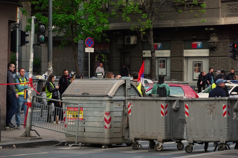TEROR NAD GRAĐANIMA U BEOGRADU SE NASTAVLJA Blokaderi zatvorili ove ulice u centru grada, radnicima ne daju na posao
