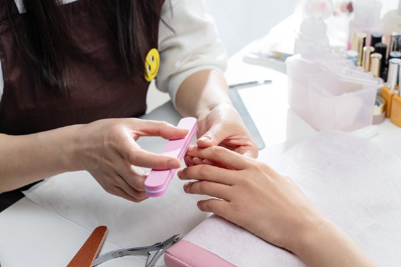 NAJTRAŽENIJI MANIKIR U NAŠIM U SALONIMA Sve Srpkinje sada žele takve nokte, a nose ga i svetske zvezde