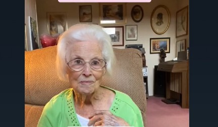 IMA 102 GODINE I LICE SKORO BEZ BORA! Celog života neguje kožu istim sredstvom koje možete da kupite za 400 dinara!