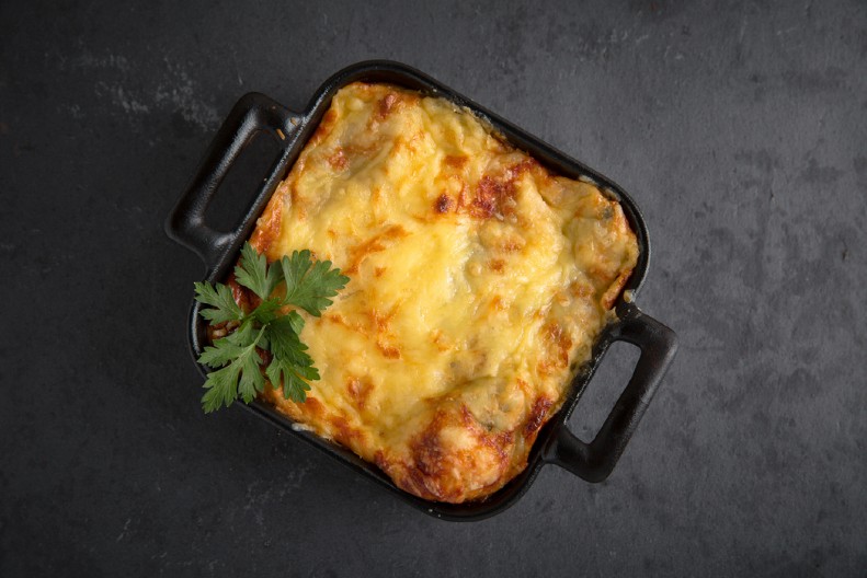 ZAPEČENA PILETINA SA TRAPISTOM Sir se topi u ustima, a meso lepi za prste, obožavaće cela porodica