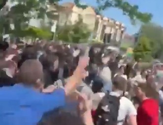 GAĐAJU GA FLAŠAMA, NAZIVAJU "KRMETOM" Najgori fašizam! Bolesno nasilje blokadera u Novom Sadu! (VIDEO)