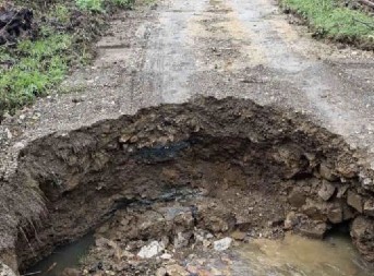 NEVREME POKOSILO SVE SA SOBOM! U dragačevskom selu oštećen most, skoro 30 domaćinstava u Milatovićima odsečeno od sveta