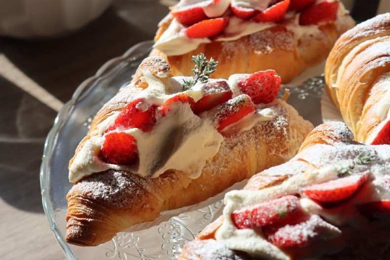 KROASANI SA VANILOM I VOĆEM Mekani kao duša i vazdušasti, a super idu uz kafu