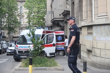 UMRO DEČAK (8) KOJI JE PAO SA ČETVRTOG SPRATA U SOMBORU Borio se za život 2 nedelje