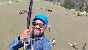 NASMEJANI TURISTA SLUČAJNO SNIMIO POKOLJ 26 LJUDI: Spuštao se ziplajnom, ljudi oko njega padaju k'o sveće (VIDEO)