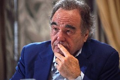 OLIVER STOUN UPOZORAVA Svet je u užasnom stanju, Zapad ne priznaje doprinos Rusije u pobedi u II svetskom ratu