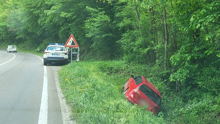 IZGUBIO KONTROLU NAD AUTOMOBILOM, PA SLETEO U KANAL DUBOK NEKOLIKO METARA Drama na magistralnom putu kod Čačka (FOTO)