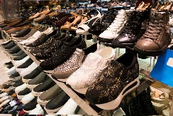 TREĆU GODINU ZAREDOM NAJPOPULARNIJA OBUĆA NA ULICAMA BEOGRADA Ovo je trend koji ne jenjava, apsolutni hit leta 2025. godine