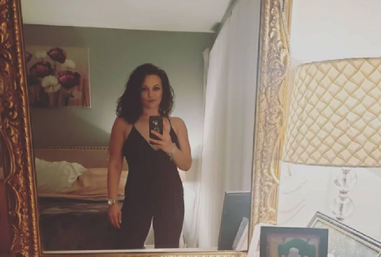 ČISTILA JE KUĆE I PRALA ZADNJICE STARCIMA Naša pevačica je bila na rubu egzistencije, a danas novac iznosi u džakovima!