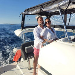 VODITELJKA NAPUSTILA PINK, PA SE UDALA ZA BOGATOG BIZNISMENA! Skinula se na jahti i pokazala brutalno telo u petoj deceniji