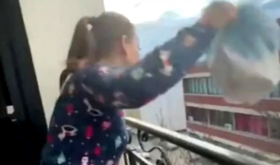 PEVAČICA SA TERASE BACA SMEĆE NA ULICU! Javnost šokirana njenim postupkom, osuli drvlje i kamenje: "Kakvo nevaspitanje" (VIDEO)