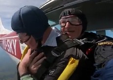 RADIŠA U 75. GODINI SKOČIO PADOBRANOM SA 3000 METARA Ono što je uradio po sletanju rasplakalo je celu Srbiju! (VIDEO)