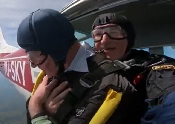 RADIŠA U 75. GODINI SKOČIO PADOBRANOM SA 3000 METARA Ono što je uradio po sletanju rasplakalo je celu Srbiju! (VIDEO)