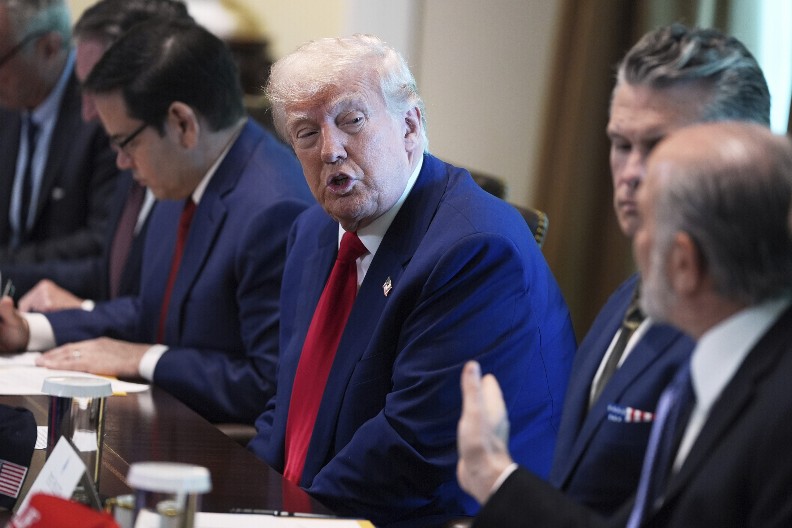 TRAMP STUPA NA SCENU Hoće da zaustavi još jedan rat