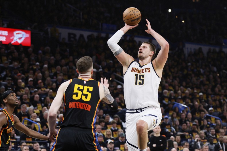 STAO U ODBRANU SRBINA Košarkaš Oklahome gurnuo Nikolu Jokića, a onda se pojavio Rasel Vestruk i ovako reagovao (VIDEO)