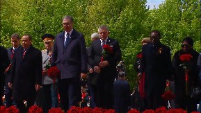 VUČIĆ SA FICOM POLOŽIO CVEĆE NA GROB NEZNANOG JUNAKA Svetski lideri u Aleksandrovskoj bašti