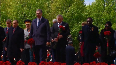 VUČIĆ SA FICOM POLOŽIO CVEĆE NA GROB NEZNANOG JUNAKA Svetski lideri u Aleksandrovskoj bašti