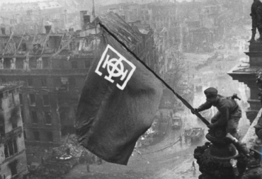 BLOKADERI FOTELJAŠI TAPŠU POTOMCIMA ONIH KOJI SU NAS UBIJALI U RATU Na sve to, državu nazivaju Trećim rajhom i Skupštinu Rajshtagom - NEKOME treba lekcija iz istorije