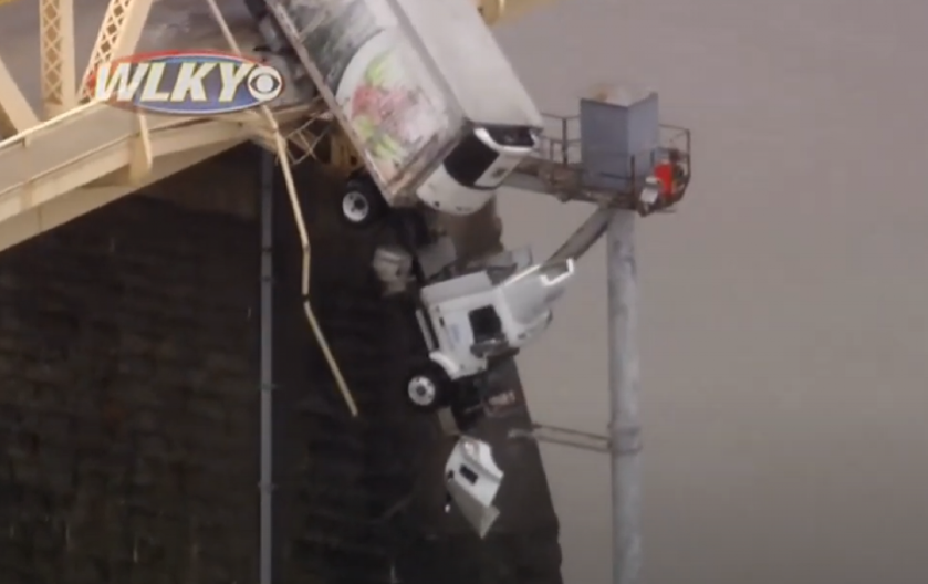 VOZAČ U ZAROBLJENOJ KABINI VISI SA IVICE! Preleteo ogradu na mostu, tokom spasavanja zamolio vatrogasce samo jedno! (VIDEO)