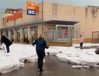 KIŠA I GRAD POKOSILI ŠPANIJU! Snažna oluja protutnjala,  ljudi u neverici: Ne znaju šta ih je snašlo! (VIDEO)