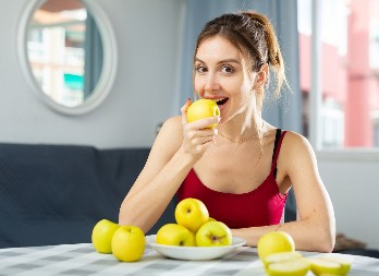 DIJETA SA JABUKAMA Mršavljenje bez gladovanja je hit proleća, sve žene ovako skidaju kilograme!